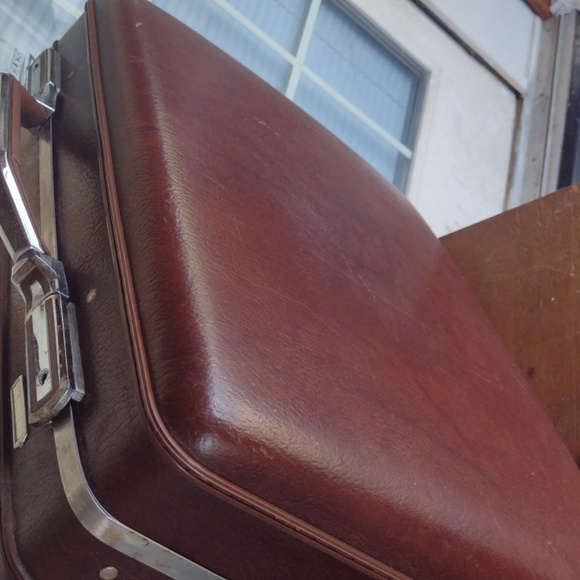 American Tourister Brown Leather Medium Size Men's Suitcase - Picture 3 of 6
